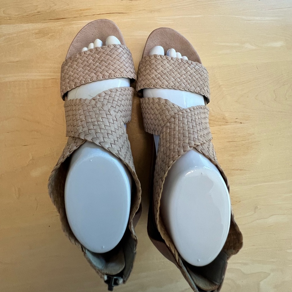 Eileen Fisher Women's Tan Woven Sandals - Picture 3 of 11